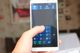 手机屏幕太大了，8款手机的单手模式却没人知道！图片