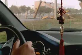 今早（3月4号），郑州南三环限高杆又被撞，“凶手”不见其踪！图片