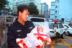快把孩子接回家吧！贵州六盘水民警将被遗弃唇腭裂男婴送福利院图片