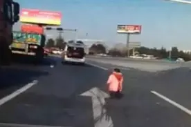 小车行驶过程中孩子突然从后备箱滚下来，太危险了图片