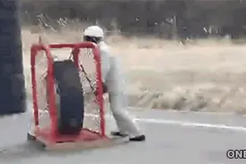 一群二货教你怎么搬卸货物图片