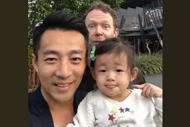 大S汪小菲的大女儿汪希玥逛美术馆 搞怪嘟嘴翻白眼跟甜鑫有一拼图片