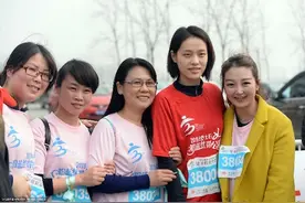 刘翔女友爱跑步，吴莎现身合肥“公益跑”图片