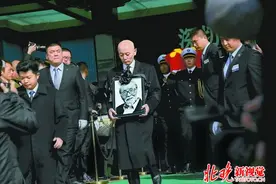别了“龟田”：数千人相送葛存壮最后一程 葛优执幡图片