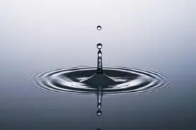 慢动作呈现一滴水滴入水中的奇妙过程图片
