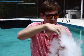 将装满干冰的饮料瓶扔在水里，没想到出现这般超酷的景象！图片