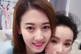 吕一伴娘团颜值高脖子以下全是腿 高露黑高跟鞋抢镜图片