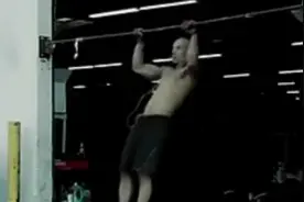 健身猛男单臂挂扛大秀机械舞，这力量够强！图片