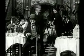 卓别林喝醉酒在餐厅恶搞，连美女都不放过，最后被老板赶了出来！视频封面