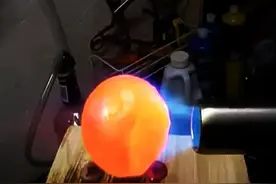 把烧红的铁球投入一杯凉水里后，竟然是这种效果，看着太爽了图片