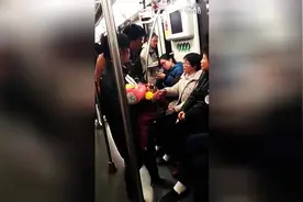 实拍：我给上海阿姨点个赞，她在地铁舌战职业乞讨者图片
