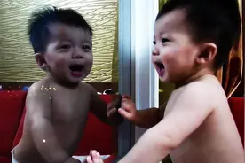 宝宝第一次照镜子，还和镜子里的自己亲亲，好可爱~图片