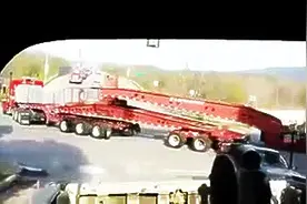 大货车司机技术惊人，驾驶超长大货车霸占道路，过往司机都惊呆了图片