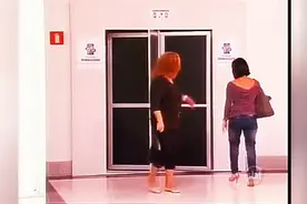 恶搞公共厕所旋转门，直接把想上厕所的人转懵逼了，这帮人真坏图片