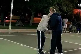 欧文假扮老头在街球场虐人，观众直接看傻了图片