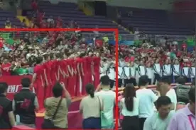 女排大奖赛昆山站颁奖时刻，中国队获得亚军，给年轻的小姑娘们点个赞！