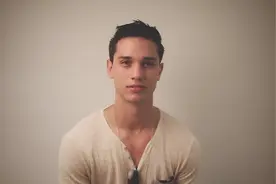Scott James 鲜肉男模独具魅力，一个让人期待的男模视频封面