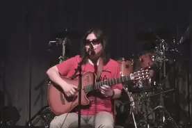 《不会说话的爱情》一首获2011年度人民文学奖诗歌奖的歌曲，让人心碎的浪漫