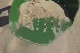 外国小伙带上装备，在沙滩里筛沙子玩，结果找到了很多硬货！视频封面