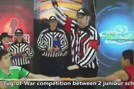 小学生拔河比赛，红方最后一个永不放弃，撑到了胜利视频封面