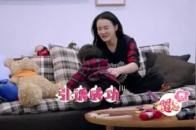冉莹颖用脚恶搞儿子，把儿子逗得哈哈大笑视频封面
