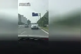 路上奇现一汽车居然倒着走，这哥们技术真高