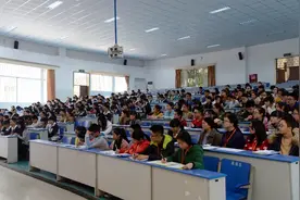 乐山一中召开新学期学生干部大会图片