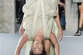 巴黎时装周奇葩走秀：模特69式倒挂出场走秀引围观图片