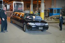 WWE冠军"游戏主宰”HHH身披战衣报仇雪恨，罗曼血流满面！图片