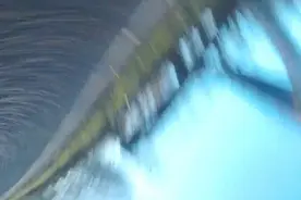 英男子骑摩托车被光遮眼致追尾捡一命图片