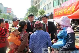 南宁市邕宁区法院、妇联圩日忙 宣传反家暴受欢迎图片