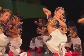 幼儿舞蹈蒙古舞《草原小骑兵》视频封面
