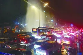 施工挖断头桥地下水管 路上冒“喷泉”车辆堵一团图片
