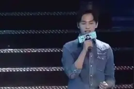 杨洋自拍完微微后，又一次向小爽表白了，歌声就是很好的证明