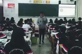 女学生上课的时候电话响了，老师拿起来就整蛊，全班爆笑_视频封面