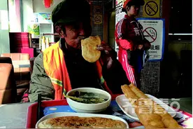青岛6旬环卫工进“暖心馅饼店” 总有人帮付饭钱图片