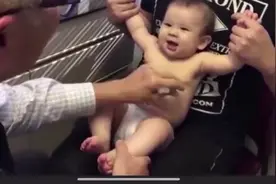 医生神技术哄宝宝打针，太可爱啦视频封面