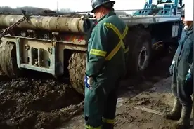 油田特种卡车烂泥地里运输大型设备，装车转场全凭绞盘视频封面