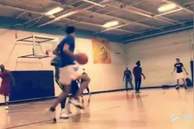 鲍尔兄弟组队打球配合默契，鲍尔玩起自抛自扣