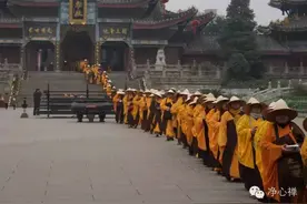 千僧托钵行脚 数千信众随缘图片