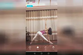 运动的妈妈爱瑜伽年轻有活力，身材苗条充满蓬勃的朝气视频封面