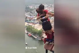男生把女生抱的越来越紧，一看就是真爱视频封面