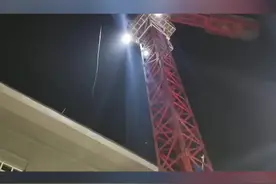 #守护火焰蓝 天气寒冷，建筑工人被困40米高塔吊，消防员英勇救援。视频封面