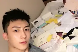 黄景瑜晒自拍太暖！爆红后通宵看粉丝来信图片