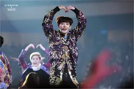 EXO马尼拉即将开唱，灿烈随身携带《全民天团》图片