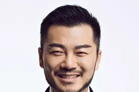 行为艺术家胡社光大“囍”之秀模特海选 叛逆肉体抖擞传统精神图片
