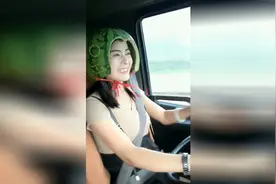 天气太热了，女司机带着的特别帽子开车，我都佩服了视频封面