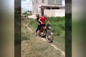 爆笑广西老表：两小伙恶搞骑摩托车，结果车和人都飞了！视频封面