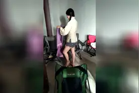 群众演员开始换衣服准备拍戏了