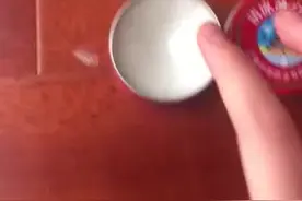 给猫猫闻了闻清凉油这反应